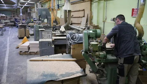 28.03.2024., Sirac - Ustanova za profesionalnu rehabilitaciju i zaposljavanje osoba s invaliditetom Suvenir Arbor, kao takva jedinstvena u Hrvatskoj, slavi 50. obljetnicu osnutka i kontinuiranog rada. Uz mnoge turbulencije tvrtka danas uspjesno posluje, a proizvodnja predmeta od drveta usmjerena na izvoz diljem Europe. Od 68 zaposlenih njih dvije trecine su osobe s invaliditeom. Ravnatelj ustanove Zoran Polenus. Photo: Damir Spehar/PIXSELL