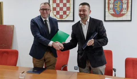 Krešimir Bubalo i Marijan Pavliček potpisali ugovor o sufinanciranju rada Pučke kuhinje u Vukovaru; PEVEX osigurao 35.000 eura