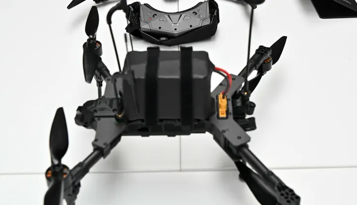 Potpredsjednik Vlade Republike Hrvatske i ministar obrane Ivan Anušić posjetio je danas, 25. srpnja 2025. u Osijeku tvrtku Orqa koja razvija i proizvodi FPV dronove kojima Ministarstvo obrane oprema Hrvatsku vojsku.