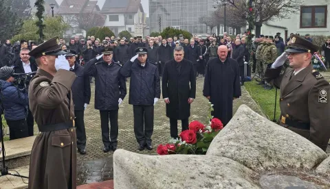 Polaganjem vijenaca i paljenjem svijeća podno spomenika poginulim hrvatskim braniteljima u središtu Otoka, u nazočnosti hrvatskog predsjednika i vrhovnog zapovjednika Oružanih snaga RH Zorana Milanovića, obilježena je 34. obljetnica pogibije pilota Marka Živkovića i Mirka Vukušića te padobranaca Rade Grive i Ante Plazibata, prvih hrvatskih zrakoplovaca koji su poginuli u Domovinskom ratu.2025.