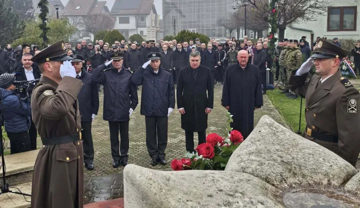 Polaganjem vijenaca i paljenjem svijeća podno spomenika poginulim hrvatskim braniteljima u središtu Otoka, u nazočnosti hrvatskog predsjednika i vrhovnog zapovjednika Oružanih snaga RH Zorana Milanovića, obilježena je 34. obljetnica pogibije pilota Marka Živkovića i Mirka Vukušića te padobranaca Rade Grive i Ante Plazibata, prvih hrvatskih zrakoplovaca koji su poginuli u Domovinskom ratu.2025.