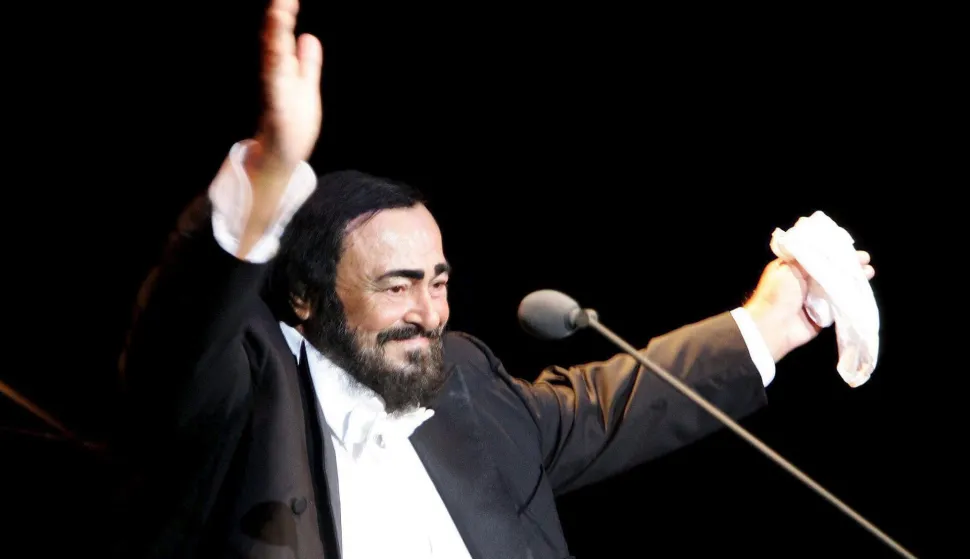 epa01110869 (FILE) A file picture dated 21 August 2004 of Italian opera tenor Luciano Pavarotti performing at the Rothenbaum tennis stadium in Hamburg, Germany. Luciano Pavarotti, one of the most famous tenors of the 20th century, has died at the age of 71 in Modena, Italy, it was announced early 06 September 2007. EPA/ULRICH PERREY