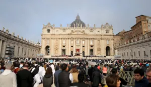 26 April 2025, Vatican, Vatikanstadt: The faithful have gathered in St. Peter's Square before the start of the funeral mass for the late Pope Francis. After the funeral service and the funeral procession with the coffin through the streets, the body is laid to rest in the Basilica of Santa Maria Maggiore. Photo: Oliver Weiken/dpa Photo: Oliver Weiken/DPA