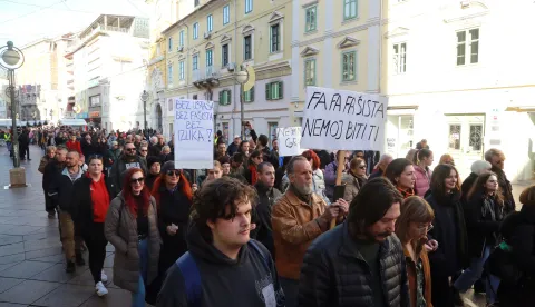 Rijeka, 30.11.2025. - U organizaciji Inicijative Ujedinjeni protiv fašizma održao se prosvjedni marš u Rijeci na ruti Jadranski trg - Korzo - Spomenik oslobođenja. foto HINA/ Miljenko KLEPAC/ mk