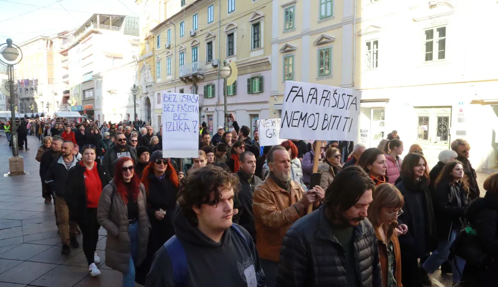 Rijeka, 30.11.2025. - U organizaciji Inicijative Ujedinjeni protiv fašizma održao se prosvjedni marš u Rijeci na ruti Jadranski trg - Korzo - Spomenik oslobođenja. foto HINA/ Miljenko KLEPAC/ mk