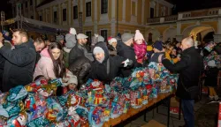 Podjela blagdanskih paketića mališanima u Vukovaru- fotka iz arhive