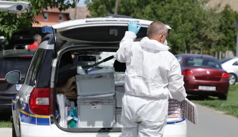 Tenja, 03. 09. 2025., Ulica Matije Vlačića 80, ubojstvo, policija, očevid,forenzičari; forenzicar; dokazni materijal; ilustracijaSNIMIO BRUNO JOBST