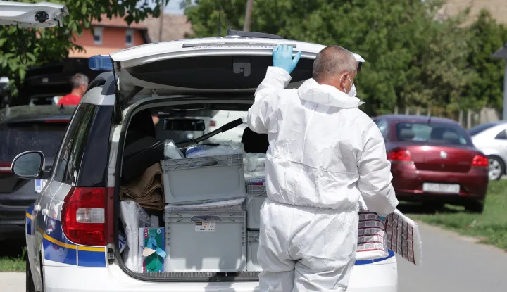 Tenja, 03. 09. 2025., Ulica Matije Vlačića 80, ubojstvo, policija, očevid,forenzičari; forenzicar; dokazni materijal; ilustracijaSNIMIO BRUNO JOBST