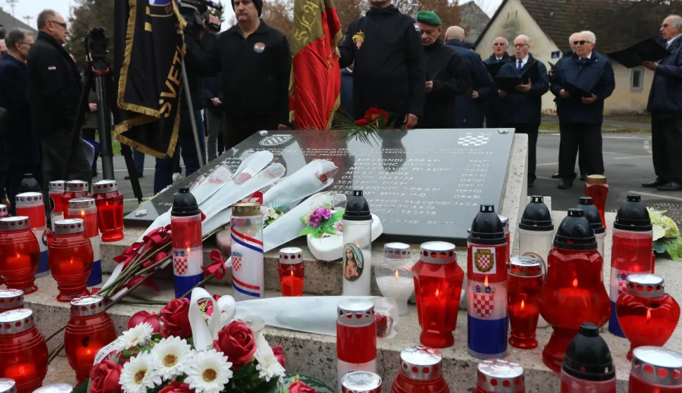 Osijek, 05. 12. 2024, Hebrangova i Rokova, spomenik. Dan obrane grada Osijeka. Komemoracija, paljenje svijeća na spomen obilježju za žrtve s Rosinjače. snimio GOJKO MITIĆ