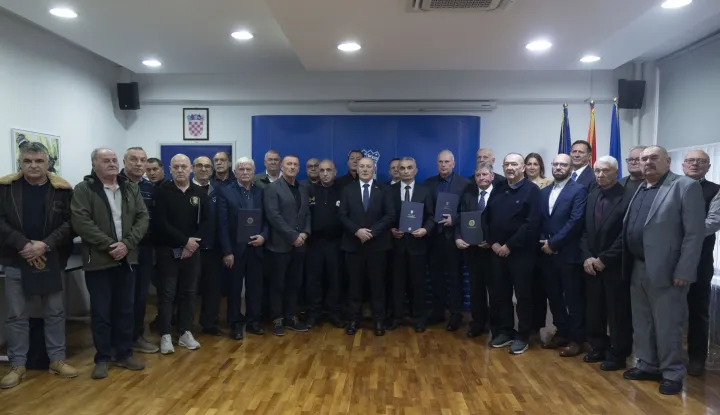 Zagreb, 02.12.2025 - Potpredsjednik Vlade i ministar hrvatskih branitelja Tomo Medved uručio je braniteljske zahvalnice postrojbama iz Domovinskog rata za sudjelovanje u obrani i oslobođenju Lipika 1991. godine, te nakon svečanosti uručenja braniteljskih zahvalnica, ministar Medved je uručio i ugovore o sufinanciranju uređenja Spomen-parka Domovinskog rata u Lipiku i Spomen-sobe Domovinskog rata požeškog kraja u Požegi predstavnicima gradova Lipik i Požega. Na fotografiji Tomo Medved.foto HINA/ Daniel KASAP/ dk