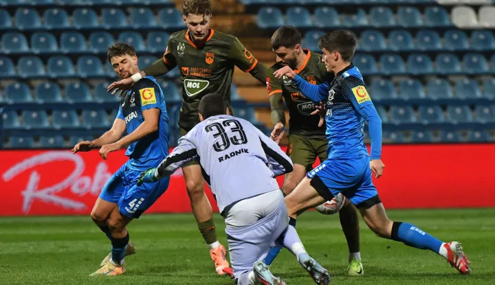 03.12.2025., stadion Varteks, Varazedin - SuperSport Hrvatski nogometni kup, osmina finala, NK Varazdin - NK Osijek. Luka Skaricic, Anton Matkovic i Milos Jovicic Photo: Vjeran Zganec Rogulja/PIXSELL