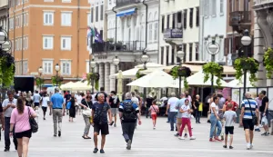 RIJEKA KORZO ILUSTRACIJA TURISTI