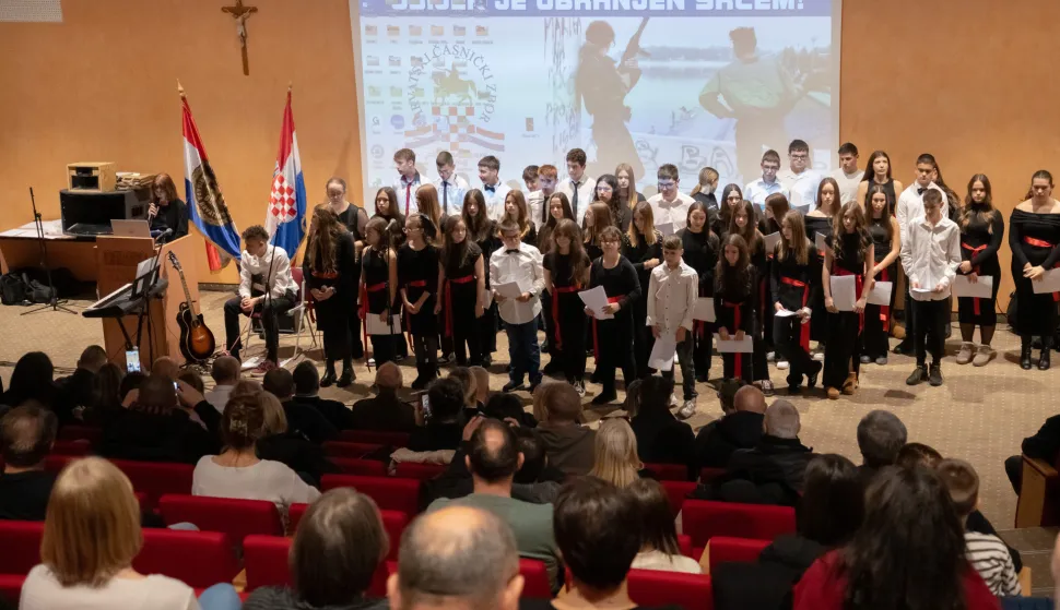 Osijek, 3. 12. 2025., Godišnjica obrane Osijeka, Časnički zbor, Vikarijat Osijekzbor; školarci; godišnjica