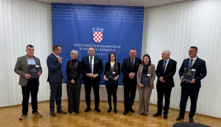 Potpredsjednik Vlade i ministar poljoprivrede, šumarstva i ribarstva David Vlajčić, danas je u Zagrebu uručio ugovore korisnicima državnih potpora namijenjenih jačanju sektora stočarstva. Riječ je o ukupno preko 900 tisuća eura vrijednim ugovorima dodijeljenim kroz dvije ključne mjere kojima se podupiru županijski programi te rad uzgojnih udruženja.