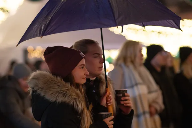 Osijek, 4. 10. 2025., Koncert ToMa, Advent u TvrđiToMa; advent; koncert; Tvrđa; kiša; posjetitelji; glazba