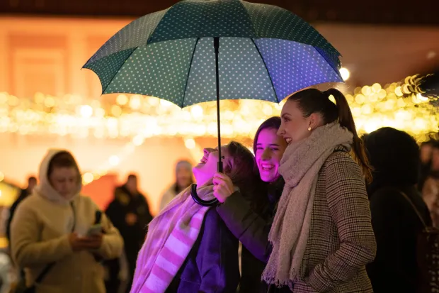 Osijek, 4. 10. 2025., Koncert ToMa, Advent u TvrđiToMa; advent; koncert; Tvrđa; kiša; posjetitelji; glazba