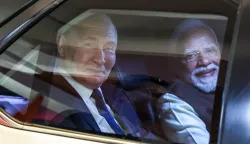 epa12569983 Indian Prime Minister Narendra Modi (R) and Russian President Vladimir Putin (L) arrive for an informal dinner in the Prime Minister's residence in New Delhi, India, 04 December 2025. Vladimir Putin is on his two-day state visit to India. EPA/ALEXANDER KAZAKOV/SPUTNIK/KREMLIN/POOL MANDATORY CREDIT