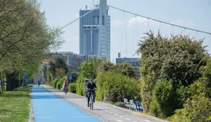 OSIJEK- 23.04.2021., nakon sudara nepoznatog čovjeka i djeteta na biciklima, majka dječaka ljuta zbog dječakove ozljede i nepružanje pomoći, ilustracija, biciklistička staza i staza za trčanje na Promenadi.Foto: Andrea Ilakovac