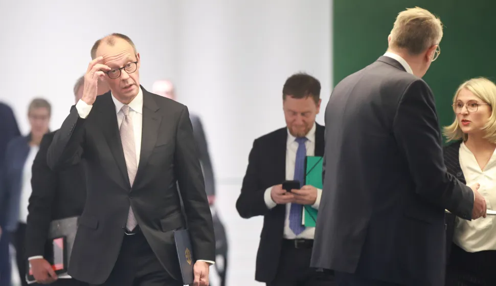 epa12570301 German Chancellor Friedrich Merz (C), Rheinland-Palatinate's State Premier Alexander Schweitzer (L) arrives next to Saxony's State Premier Michael Kretschmer (2-L) and Rheinland-Palatinate's State Premier Alexander Schweitzer (3-L) for a press conference following a conference with the state premiers at the Chancellery in Berlin, Germany, 04 December 2025. EPA/CLEMENS BILAN