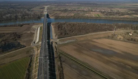 17.02.2023., naselje Catrnja, Gradiska, Bosna i Hercegovina - Iako je novi most na Savi kod Gradiske odavno zavrsen, radovi na novom granicnom prijelazu izmedju BiH i Hrvatske i dalje traju. Most je dug 426 metara i ima po dvije prometne trake u svakom smjeru, a vrijedan je 19 milijuna eura. Photo: Dejan Rakita/PIXSELL