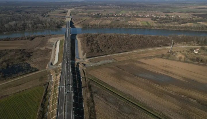 17.02.2023., naselje Catrnja, Gradiska, Bosna i Hercegovina - Iako je novi most na Savi kod Gradiske odavno zavrsen, radovi na novom granicnom prijelazu izmedju BiH i Hrvatske i dalje traju. Most je dug 426 metara i ima po dvije prometne trake u svakom smjeru, a vrijedan je 19 milijuna eura. Photo: Dejan Rakita/PIXSELL