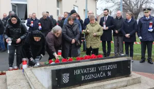 Osijek, 05. 12. 2025, Hebrangova 32, Počast Rosinjači, Dan obrane grada Osijeka, Nataša Tramišak, Ivan Anuštić, Dragan Vulin.... Roditelji poginulih, u sredini majka Davora Milasa.snimo GOJKO MITIĆ