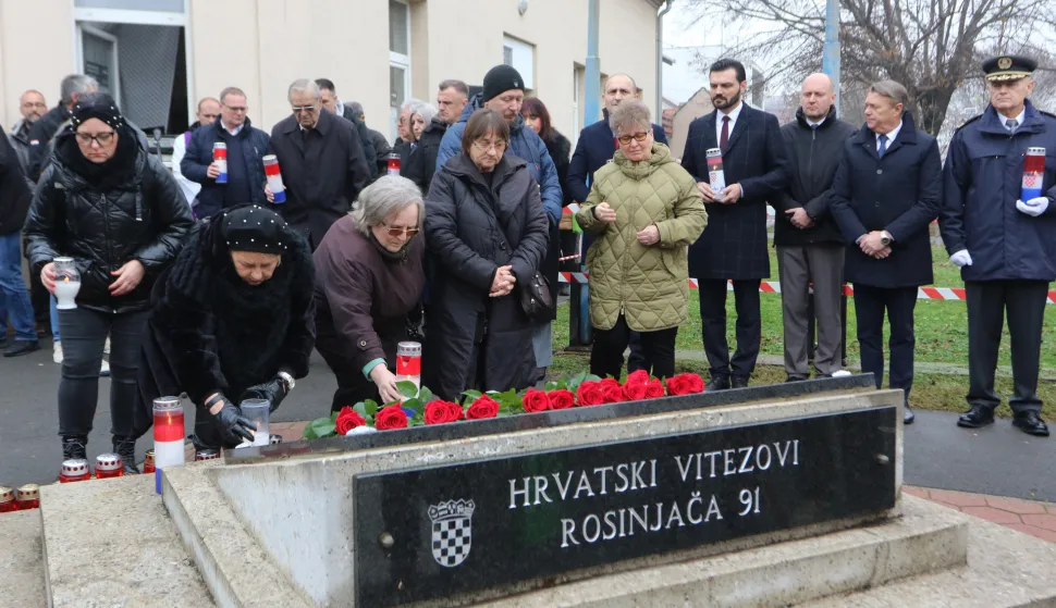 Osijek, 05. 12. 2025, Hebrangova 32, Počast Rosinjači, Dan obrane grada Osijeka, Nataša Tramišak, Ivan Anuštić, Dragan Vulin.... Roditelji poginulih, u sredini majka Davora Milasa.snimo GOJKO MITIĆ