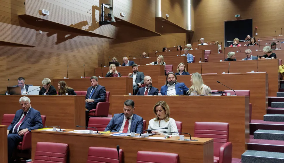 Zagreb, 15.10.2025. - U povodu 34. godi&scaron;njice pogibije general-bojnika Blage Zadre, predsjednik Hrvatskoga sabora Gordan Jandroković predvodio je izaslanstvo Hrvatskoga sabora te kod biste Blage Zadre ispred zgrade Hrvatskoga sabora položio vijenac i zapalio svijeću.foto HINA/ Edvard &Scaron;U&Scaron;AK