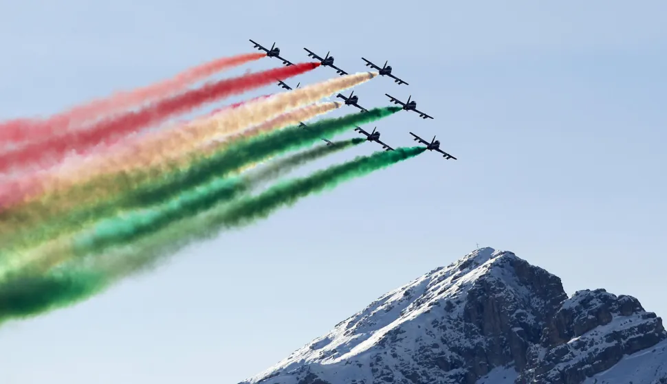 epa07234999 Italian Frecce Tricolori aerobatic team performs before the start of second run of the Men's Giant Slalom race at the FIS Alpine Skiing World Cup event in Alta Badia, Italy, 16 December 2018. EPA/ANDREA SOLERO