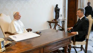 Rim, 05.12.2025. - Papa Lav XIV. u petak će primiti premijera Andreja Plenkovića, koji će ga pozvati u posjet Hrvatskoj i pokloniti mu vrijednu monografiju "Incunabula Croatica" kako bi se bolje upoznao s hrvatskom kulturom, pismenošću i tradicijom. Na fotografiji papa Lav XIV., Andrej Plenković. foto HINA/ Vatican Media/ tm