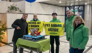 Zagreb, 05.12.2025. - Aktivisti Greenpeacea Hrvatska upozorili su u petak na performansu pred zgradom Ine na petu obljetnicu potonuća plinske platforme Ivane D, koja je i dalje na dnu Jadranskog mora, te su zatražili da Ina što prije izvadi svoj otpad iz Jadrana i prestane s demagogijom "umjetnog grebena". foto HINA/ Greenpeace/ tm