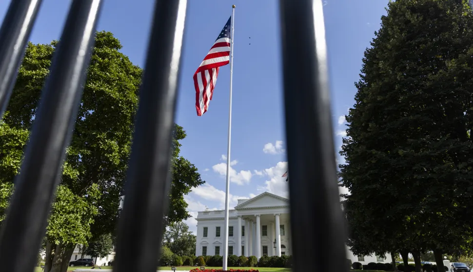 epa12322361 An American flag flies in front of the White House in Washington DC, USA, 25 August 2025. Earlier in the day, US President Donald Trump signed an executive order seeking one year of jail time for anyone that burns an American flag. EPA/JIM LO SCALZO