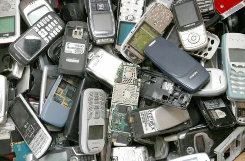 22.02.2014., Koprivnica - Gradjani zbog neimastine sve cesce daju svoje mobilne uredjaje na popravak umjesto da kupuju nove, cesto cak i kad je rijec o nekoliko godina starim mobitelima sa slabim baterijama, dotrajalim tipkovnicama, unistenim maskama i drugim manjkavostima. Photo: Marijan Susenj/PIXSELL------4 stupca colornovosti