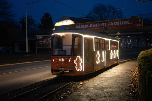 Osijek, 5. 12. 2025., Voćnja božićnim tramvajem, Udruga za Down sindrombožićni tramvaj; down sindrom; djeca; vožnja; blagdani; GPP