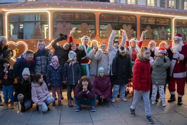 Osijek, 5. 12. 2025., Voćnja božićnim tramvajem, Udruga za Down sindrombožićni tramvaj; down sindrom; djeca; vožnja; blagdani; GPP