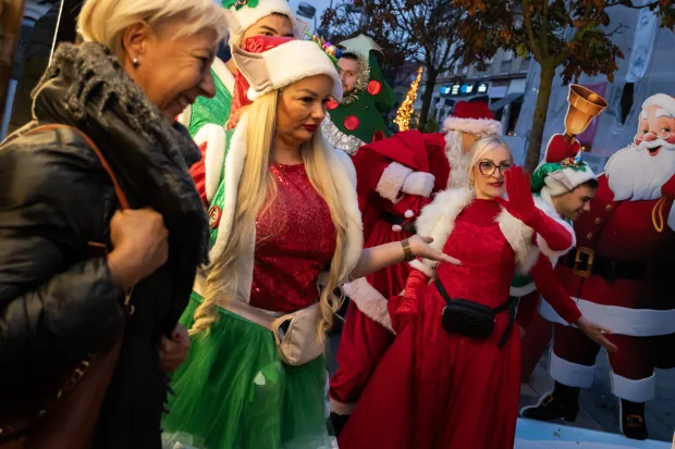 Osijek, 5. 12. 2025., Voćnja božićnim tramvajem, Udruga za Down sindrombožićni tramvaj; down sindrom; djeca; vožnja; blagdani; GPP; djed mraz; pokloni; vilenjaci