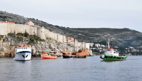 Dubrovnik, 06.12.2018. - U sklopu programa obiljeavanja Dana dubrovačkih branitelja i blagdana svetog Nikole u četvrtak u podne s broda Nae More u akvatoriju pod tvrđavom Lovrijenac u more su sputeni vijenci u znak sjećanja na pomorce i branitelje stradale na moru.foto HINA/ Baldo MARUNČIĆ/ ua