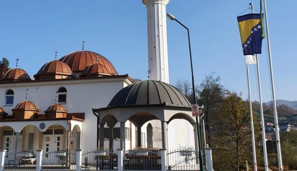 Bosna i Hercegovina, BiH, ilustracija, slobodnjak, dzamija, zastavasnimljeno mobitelom iz automobila u voznjilistopad 2022.Mario Mihaljevic