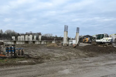 Vukovar, 06.12.2025. - Na šetnici kod gradilišta nove Ekonomske škole, predsjednik Domovinskog pokreta Ivan Penava održao konferenciju za medije s temom izglasanog amandmana na državni proračun vrijednog 27 milijuna eura, za dovršetak projekta Ekonomske škole u Vukovaru s gradskom sportskom dvoranom. foto HINA/ Gordan Panić/ tm