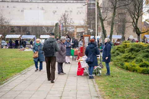 Osijek, 6. 12. 2025., Sajam antikvitetaantikviteti; sajam; kupci; posjetitelji; prodavači