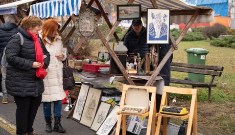 Osijek, 6. 12. 2025., Sajam antikvitetaantikviteti; sajam; kupci; posjetitelji; prodavači