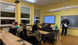 Policijski službenik za sigurnost i preventivu cestovnog prometa Policijske postaje Beli Manastir održao je interaktivna predavanja roditeljima učenika osnovnih škola u Zmajevcu i Šećerani na temu sigurnosti djece u prometu, prosinac 2025.