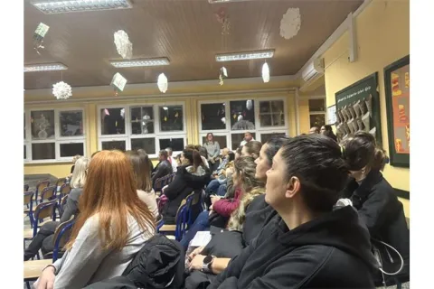 Policijski službenik za sigurnost i preventivu cestovnog prometa Policijske postaje Beli Manastir održao je interaktivna predavanja roditeljima učenika osnovnih škola u Zmajevcu i Šećerani na temu sigurnosti djece u prometu, prosinac 2025.