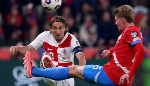 Prag, 09.10.2025 - Utakmica kvalifikacija za Svjetsko nogometno prvenstvo Češka - Hrvatska na Fortune stadionu u Pragu. Na slici Luka Modrić, Pavel Šulc.foto HINA/ Damir SENČAR/ ds