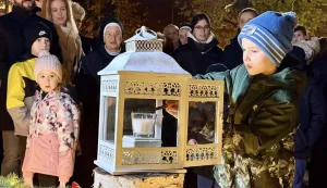 U središtu Vinkovaca upaljena druga adventska svijeća, 6. 12. 2025.