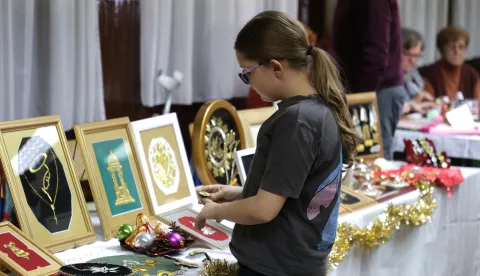 Izložba “S ruke na ruku”: Najbolji suvenir 2025. štrikani šokački šeširi s dukatima