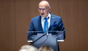 Zagreb, 27.08.2025 - U sklopu Konferencije veleposlanika, generalnih konzula, konzula i vojnih izaslanika Republike Hrvatske u Nacionalnoj i sveučilišnoj knjižnici, ministrica vanjskih poslova i iseljeništva Palestine Varsen Aghabekian održala je izlaganje veleposlanicima. Na slici ministar vanjskih i europskih poslova Republike Hrvatske Gordan Grlić Radman.foto HINA/ Damir SENČAR/ds