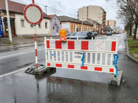 Propao pločnik na kružnom toku DIvaltova - SrijemskaGOJKO MITIĆ