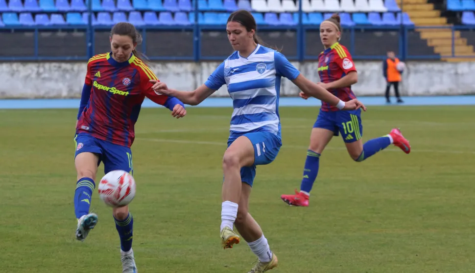 Osijek, 07. 12. 2925, Stadion Gradski vrt. Nogomet, Osijek - Hajduk (Split), Magenta liga za nogometašice.snimio GOJKO MITIĆ