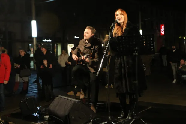 Osijek, 05. 12. 2025, Trg Ivana Pavla II. ispred Konkatedrale 2. adventsku sviječu upalila je županica Nataša Tramišak uz pomoć izviđača.snimo GOJKO MITIĆ